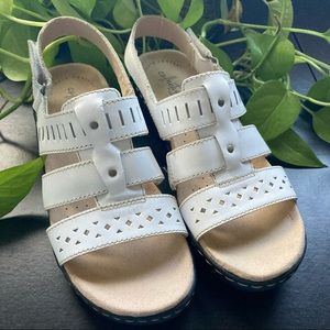 EUC Clarks Collection White Sandals 6 1/2